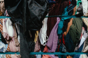 Derrière les portes : comment nous transformons les déchets textiles en ressources